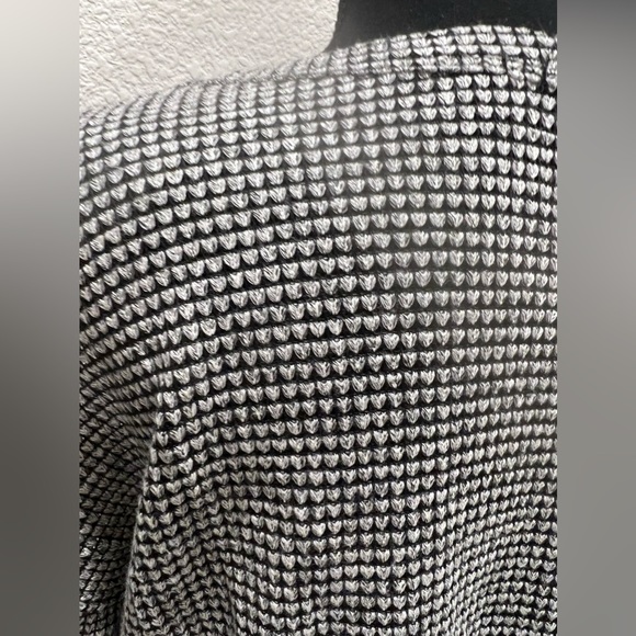 Black and Gray long sleeve crop top - Picture 3 of 4